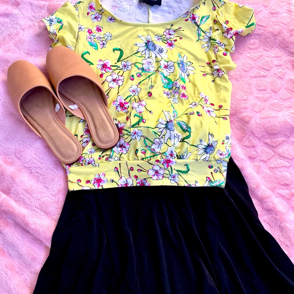 Girls size 10-12 Soft Yellow Print Flowered Top